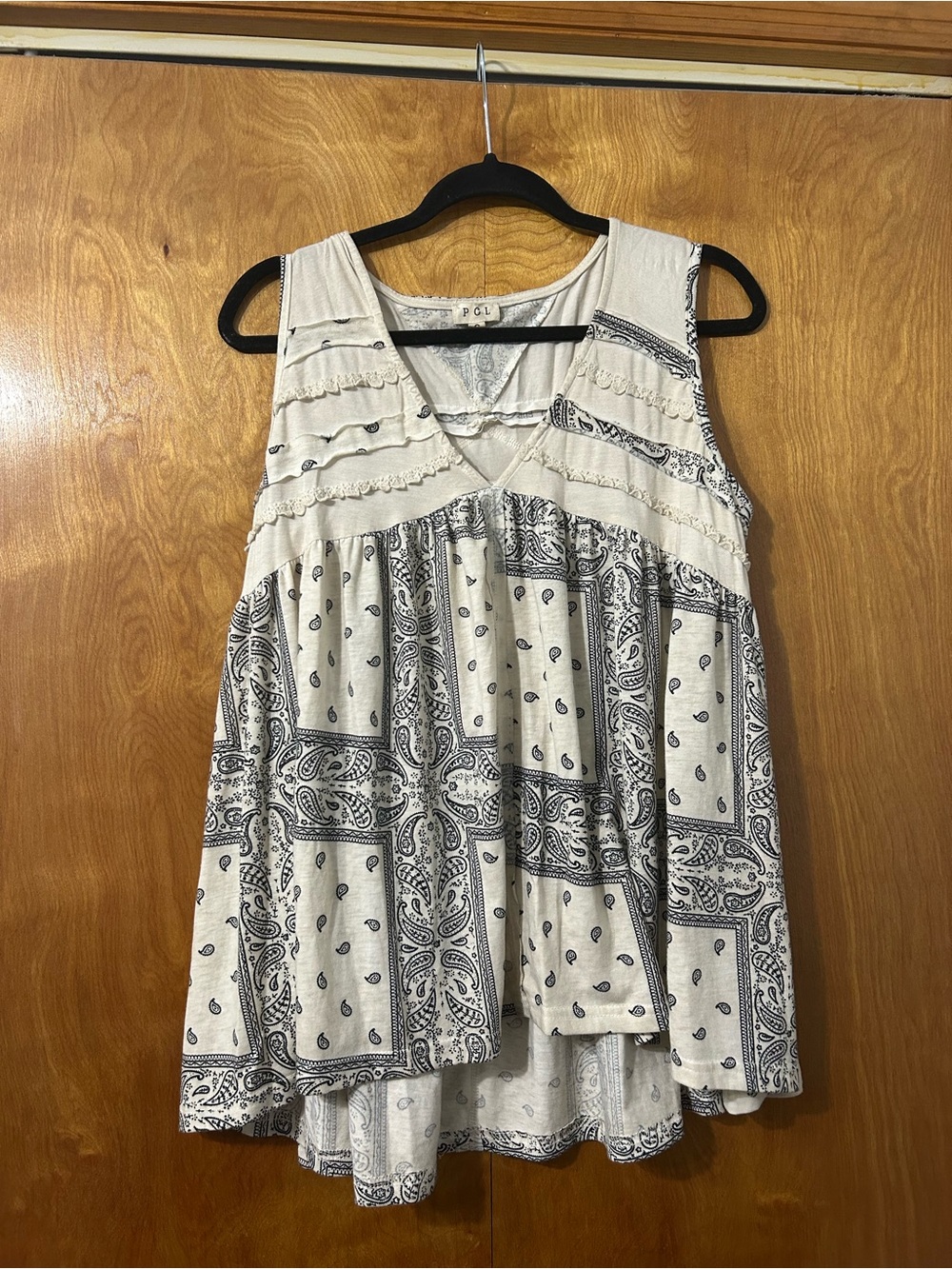 POL Cream Sleeveless Paisley V-Neck Tank